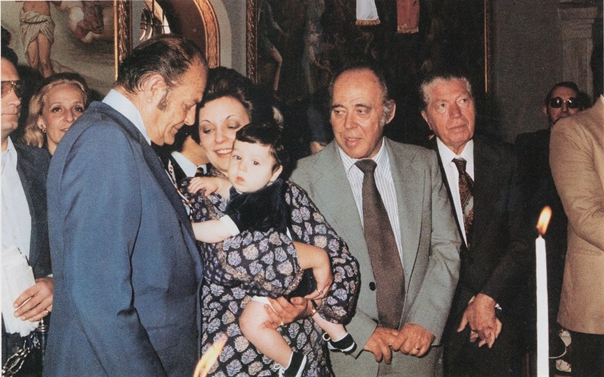 Ο Λάμπρος Κωνσταντάρας με τον παππού του, Λάμπρο Κωνσταντάρα και τη νονά του Λιάνα Κανέλλη